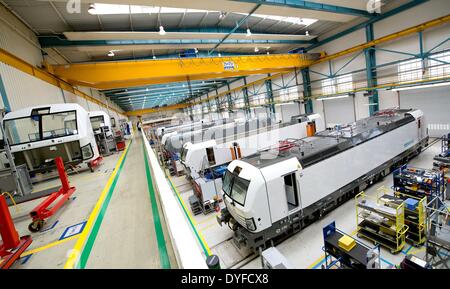 München, Deutschland. 16. April 2014. Neue Vectron-Lokomotiven im Lok-Werk in München, Deutschland, 16. April 2014. Hermann war bei seinem Besuch in Siemens über die Lokomotive Unternehmen lernen. Foto: SVEN HOPPE/Dpa/Alamy Live News Stockfoto