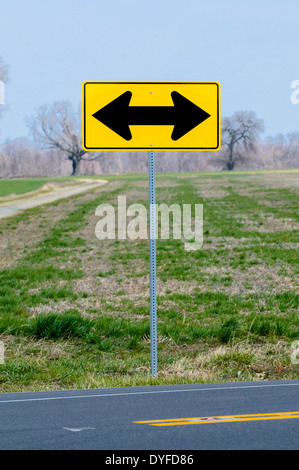 Direktionale Verkehrszeichen am Ende der Straße in der Nähe von Chestertown, Maryland, USA. Stockfoto