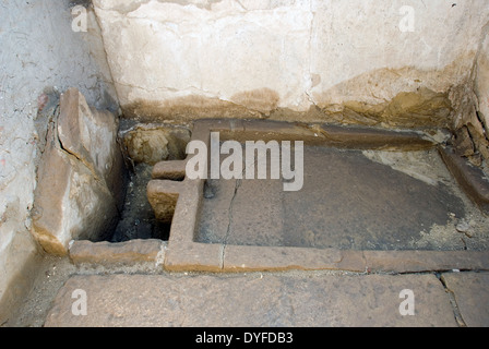 Tempel von Ramses III (1198-1167 v. Chr. – XX ° Dyn.) in Medinet Habu: eine Toilette im königlichen Palast. Stockfoto