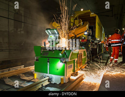 Schweißmaschine Schweißen neu verlegt Gleise in einem Tunnel in der Nähe von Frankfurt am Main - Deutschland - April 2014. Stockfoto