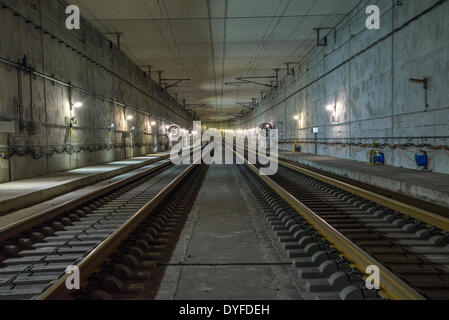 Blick auf einen Eisenbahntunnel mit zwei Gleisen in der Nähe von Frankfurt am Main, April 2014 Stockfoto