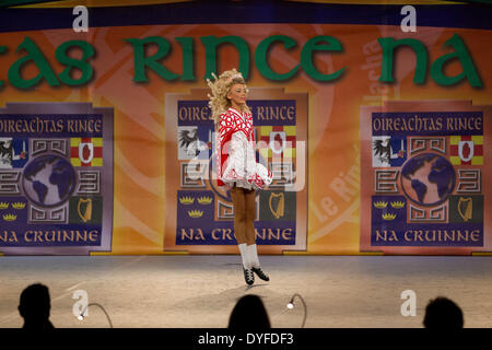 London, UK. 14. April 2014. 20. April 2014, World Irish Dancing Championships, London, UK bis zu 5.000 Konkurrenten im Alter von 11 nach oben, aus mehr als 100 Tanzschulen in 41 Wettbewerbe, alle angehende gewinnt den begehrten Award der Welt konkurrieren. Bildnachweis: Jeff Gilbert/Alamy Live-Nachrichten Stockfoto