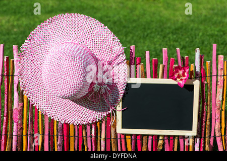 Tafel auf einen bunten Garten Zaun Stockfoto