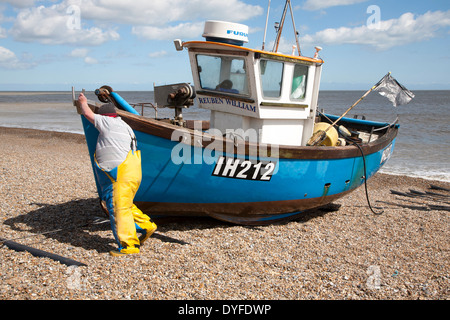 Kleine Küstenfischerei Bootsanlegers am Strand nach sechs Stunden auf dem Meer mit einem Fang von Kabeljau und Skate, Aldeburgh, Suffolk, Stockfoto