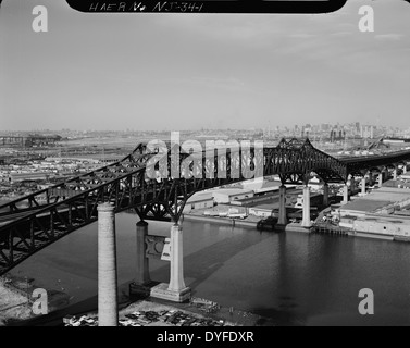 Die Pulaski Skyway spanning der Passaic und Hackensack Flüsse in Jersey City, NJ, USA Stockfoto