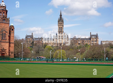 Der University of Glasgow auf Gilmour Hill Glasgow Schottland von Kelvingrove Art Gallery and Museum Bowling Green gesehen. Stockfoto