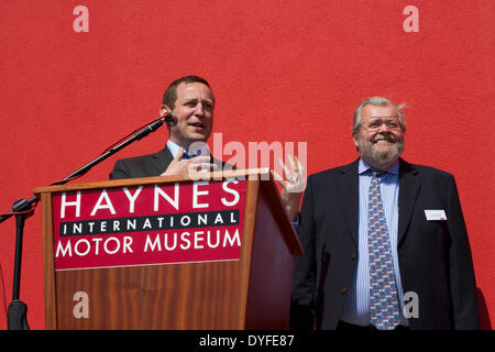 Sparkford, Somerset, UK. 16. April 2014. Die Hon Ed Vaizey MP (links) macht die einleitende Rede mit John Haynes OBE, Vorsitzender des Kuratoriums (rechts) am 16. April 2014. Bildnachweis: John Eccles/Alamy Live-Nachrichten Stockfoto