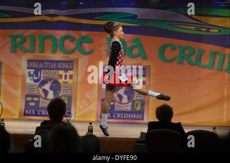 London, UK. 14. April 2014. 20. April 2014, World Irish Dancing Championships, London, UK bis zu 5.000 Konkurrenten im Alter von 11 nach oben, aus mehr als 100 Tanzschulen in 41 Wettbewerbe, alle angehende gewinnt den begehrten Award der Welt konkurrieren. Bildnachweis: Jeff Gilbert/Alamy Live-Nachrichten Stockfoto