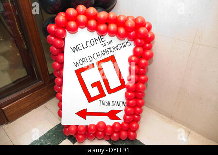 London, UK. 14. April 2014. 20. April 2014, World Irish Dancing Championships, London, UK bis zu 5.000 Konkurrenten im Alter von 11 nach oben, aus mehr als 100 Tanzschulen in 41 Wettbewerbe, alle angehende gewinnt den begehrten Award der Welt konkurrieren. Bildnachweis: Jeff Gilbert/Alamy Live-Nachrichten Stockfoto