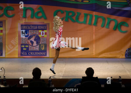 London, UK. 14. April 2014. 20. April 2014, World Irish Dancing Championships, London, UK bis zu 5.000 Konkurrenten im Alter von 11 nach oben, aus mehr als 100 Tanzschulen in 41 Wettbewerbe, alle angehende gewinnt den begehrten Award der Welt konkurrieren. Bildnachweis: Jeff Gilbert/Alamy Live-Nachrichten Stockfoto