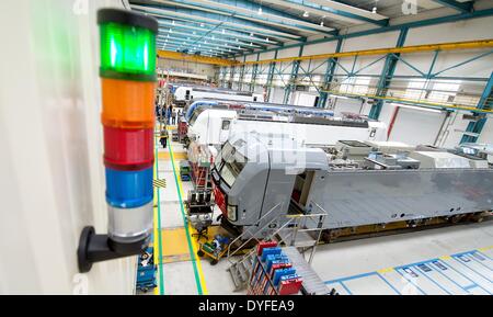 München, Deutschland. 16. April 2014. Neue Vectron-Lokomotiven im Lok-Werk in München, Deutschland, 16. April 2014. Hermann war bei seinem Besuch in Siemens über die Lokomotive Unternehmen lernen. Foto: SVEN HOPPE/Dpa/Alamy Live News Stockfoto