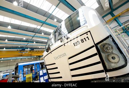 München, Deutschland. 16. April 2014. Eine neue Vectron-Lokomotive im Lok-Werk in München, Deutschland, 16. April 2014. Hermann war bei seinem Besuch in Siemens über die Lokomotive Unternehmen lernen. Foto: SVEN HOPPE/Dpa/Alamy Live News Stockfoto