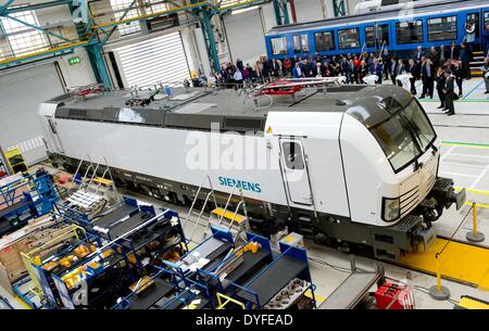 München, Deutschland. 16. April 2014. Eine neue Vectron-Lokomotive im Lok-Werk in München, Deutschland, 16. April 2014. Hermann war bei seinem Besuch in Siemens über die Lokomotive Unternehmen lernen. Foto: SVEN HOPPE/Dpa/Alamy Live News Stockfoto