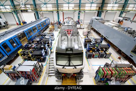 München, Deutschland. 16. April 2014. Eine neue Vectron-Lokomotive im Lok-Werk in München, Deutschland, 16. April 2014. Hermann war bei seinem Besuch in Siemens über die Lokomotive Unternehmen lernen. Foto: SVEN HOPPE/Dpa/Alamy Live News Stockfoto