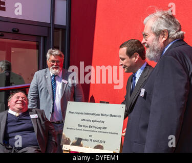 Sparkford, Somerset, UK. 16. April 2014. Marc Haynes (ganz links) Managing Director des Museums, Micheal Pann (links) kuratorische Direktor und John Haynes OBE (ganz rechts) Watch The Hon Ed Vaizey MP enthüllen eine Gedenktafel für die Eröffnung des neuen Museums am 16. April 2014. Bildnachweis: John Eccles/Alamy Live-Nachrichten Stockfoto