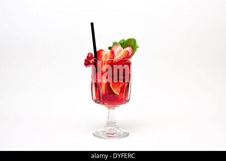 Rote Beere cocktail mit Minze garnieren und Kalk. Auf weißem Hintergrund. Beeren sind Johannisbeeren, Erdbeeren und Kirschen. Stockfoto