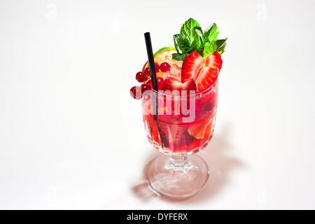 Rote Beere cocktail mit Minze garnieren und Kalk. Auf weißem Hintergrund. Beeren sind Johannisbeeren, Erdbeeren und Kirschen. Stockfoto