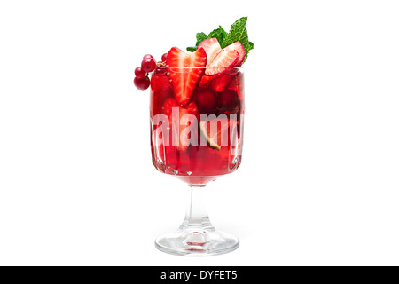 Rote Beere cocktail mit Minze garnieren und Kalk. Auf weißem Hintergrund. Beeren sind Johannisbeeren, Erdbeeren und Kirschen. Stockfoto