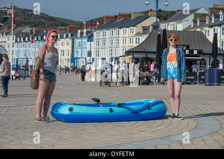 Aberystwyth, Wales, UK. 16. April 2014.   Menschen, die die Sonne am Strand und der Promenade in Aberystwyth zu Beginn des Osterfestes Ferienzeit zu genießen.   Die Temperatur im Westen Wales Resort erreicht die hohe Teens Celsius am späten Nachmittag. Der Wetterbericht wird trüber und nasser in den kommenden Tagen werden aber Erwärmung wieder vom Ostersonntag Bildnachweis: Keith Morris/Alamy Live-Nachrichten Stockfoto