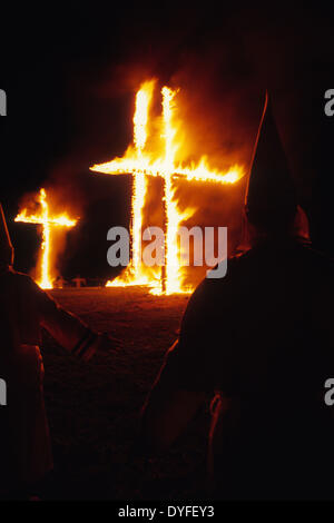 Stone Mountain, GA, USA. 15. April 2014. Weiße Patriot Party/KKK Kreuz brennen in der Nähe von Stone Mountain, GA 1989 © Robin Nelson/ZUMAPRESS.com/Alamy Live-Nachrichten Stockfoto