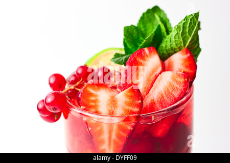 Vitamin Berry cocktail mit Minze garnieren. Auf weißem Hintergrund. Nahaufnahme. Beeren sind Johannisbeeren, Erdbeeren und Kirschen. Stockfoto