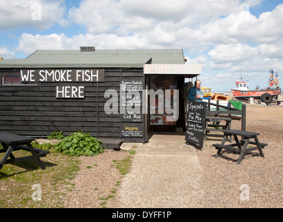 Fisch-Hütte spezialisiert auf geräucherter Fisch am Strand von Aldeburgh, Suffolk, England Stockfoto