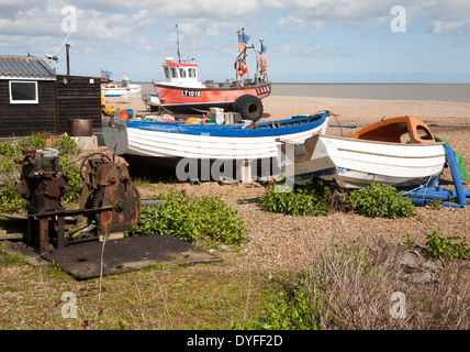 Angelboote/Fischerboote und Ausrüstung am Strand von Aldeburgh, Suffolk, England Stockfoto