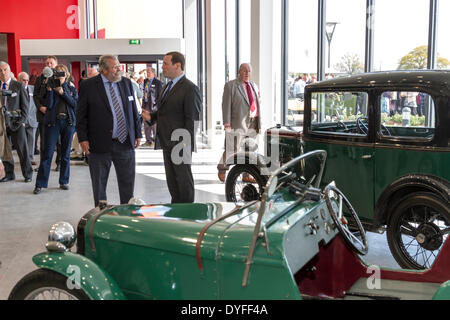 Sparkford, Somerset, UK. 16. April 2014. Die Hon Ed Vaizey MP (rechts) mit John Haynes OBE (links) in der Eingangshalle des neuen Museums am 16. April 2014. Bildnachweis: John Eccles/Alamy Live-Nachrichten Stockfoto