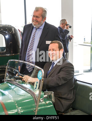 Sparkford, Somerset, UK. 16. April 2014. Die Hon Ed Vaizey MP sitzen in eines der Museen Ausstellungen mit John Haynes OBE in der Eingangshalle des neuen Museums am 16. April 2014. Bildnachweis: John Eccles/Alamy Live-Nachrichten Stockfoto