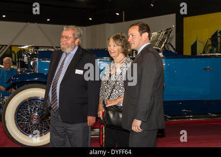 Sparkford, Somerset, UK. 16. April 2014. Die Hon-Ed Vaizey MP (links) mit John Haynes OBE (ganz rechts) und Annette Haynes (Zentrum) in einem der neuen Messehallen am 16. April 2014. Bildnachweis: John Eccles/Alamy Live-Nachrichten Stockfoto