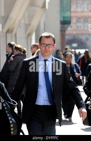 Andy Coulson - ehemaliger Herausgeber der News Of the World - Ankunft am Hof für die Nachmittagssitzung des Telefon-hacking Versuchs im Old Bailey, London, UK. 16. April 2014. Stockfoto