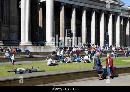 London, England, Vereinigtes Königreich. Menschen im Freien an einem warmen Tag im Zentrum von London - British Museum (16. April 2014) Stockfoto