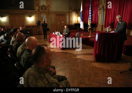 Sarajevo, Bosnien und Herzegowina. 16. April 2014. Minister der Verteidigung von Bosnien und Herzegowina (BiH) Zekerijah Osmic (R) spricht bei der Zeremonie mit EUFOR Kommandant Dieter Heidecker (M zurück) unterzeichnen ein Memorandum of Understanding (MOU), in der Armee-Halle in Sarajevo, Bosnien und Herzegowina am 16. April 2014. Das MOU ist jetzt das wichtigste Abkommen, das den Rahmen für die Zusammenarbeit zwischen EUFOR und die Streitkräfte von Bosnien und Herzegowina. EUFOR oder der Europäischen Union geltenden Althea ist ein internationaler Militäreinsatz in Bosnien, die NATO SFOR im Jahr 2004 ersetzt. © Haris Memija/Xinhua/Alamy Live-Nachrichten Stockfoto