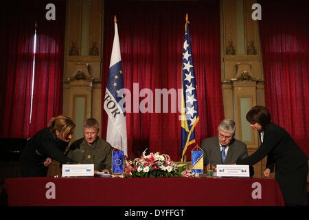 Sarajevo, Bosnien und Herzegowina. 16. April 2014. Minister der Verteidigung von Bosnien und Herzegowina (BiH) Zekerijah Osmic (2. R) und EUFOR Kommandant Dieter Heidecker (2. L) unterzeichnen ein Memorandum of Understanding (MOU), in der Armee-Halle in Sarajevo, Bosnien und Herzegowina am 16. April 2014. Das MOU ist jetzt das wichtigste Abkommen, das den Rahmen für die Zusammenarbeit zwischen EUFOR und die Streitkräfte von Bosnien und Herzegowina. EUFOR oder der Europäischen Union geltenden Althea ist ein internationaler Militäreinsatz in Bosnien, die NATO SFOR im Jahr 2004 ersetzt. © Haris Memija/Xinhua/Alamy Live-Nachrichten Stockfoto