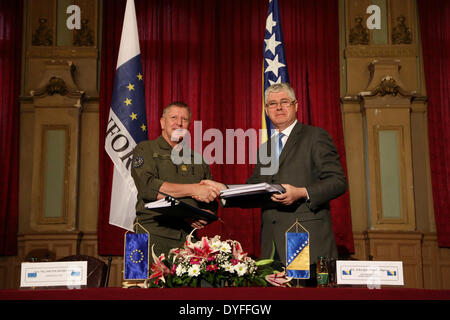 Sarajevo, Bosnien und Herzegowina. 16. April 2014. Minister der Verteidigung von Bosnien und Herzegowina (BiH) Zekerijah Osmic (R) und EUFOR Kommandant Dieter Heidecker (L) die Hand nach der Unterzeichnung eines Memorandum of Understanding (MOU), in der Armee-Halle in Sarajevo, Bosnien und Herzegowina am 16. April 2014. Das MOU ist jetzt das wichtigste Abkommen, das den Rahmen für die Zusammenarbeit zwischen EUFOR und die Streitkräfte von Bosnien und Herzegowina. EUFOR oder der Europäischen Union geltenden Althea ist ein internationaler Militäreinsatz in Bosnien, die NATO SFOR im Jahr 2004 ersetzt. © Haris Memija/Xinhua/Alamy Live-Nachrichten Stockfoto