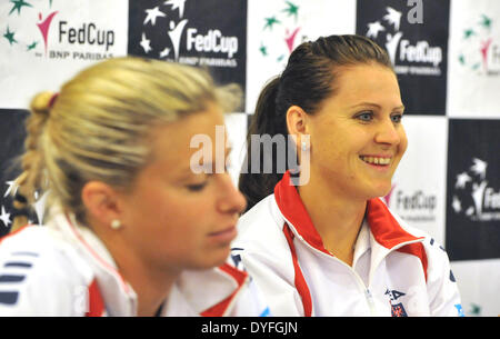 Ostrava, Tschechische Republik. 16. April 2014. Tschechischer Tennisspieler, die Andrea Hlavackova (links) und Lucie Safarova während einer Pressekonferenz vor der Fed-Cup-Halbfinale gesehen sind entsprechen Tschechien Vs Italien in Ostrava, Tschechische Republik, 16. April 2014. © Jaroslav Ozana/CTK Foto/Alamy Live-Nachrichten Stockfoto