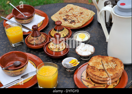 Marokkanisches Frühstückskaffee, Tee, Pfannkuchen, Marmelade, Orangensaft, Ei, bei Dar Zarraba Hotel, Marokko Stockfoto