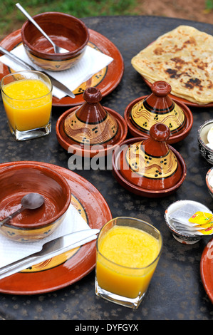 Marokkanisches Frühstückskaffee, Tee, Pfannkuchen, Marmelade, Orangensaft, Ei, bei Dar Zarraba Hotel, Marokko Stockfoto