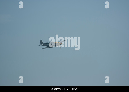 P-51 Mustang fliegen in Clacton Airshow, August 2013 Stockfoto