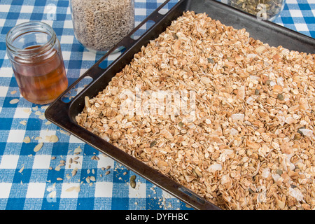 Müsli/Müsli machen: Zutaten aus Ofen auf ein blau-weißes überprüfen Hintergrund (11 von 26) Stockfoto