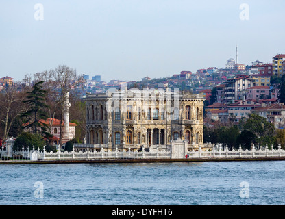 Der Küçüksu-Palast in Beykoz auf dem asiatischen Ufer des Bosporus, betrachtet aus einem Bosporus Kreuzfahrt Boot, Istanbul, Türkei Stockfoto