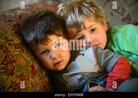 Bruderliebe! Zwei junge Brüder zusammen kuscheln. Stockfoto