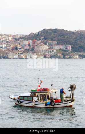 Kleines Fischerboot am Bosporus, Istanbul, Türkei Stockfoto