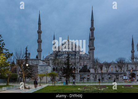 Blaue Moschee (Sultanahmet Camii) vom Sultanahmet Park am Dusk, Stadtteil Sultanahmet, Istanbul, Türkei Stockfoto