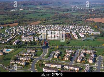 LEESBURG, VIRGINIA, USA - Luftbild von Stadthäusern in Nordvirginia, Loudoun County. Stockfoto