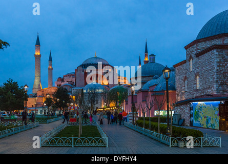 Hagia Sophia (Hagia Sophia) von Sultanahmet Park in der Dämmerung, Sultanahmet, Istanbul, Türkei Stockfoto