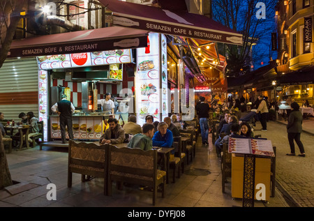 Restaurant in der Nacht auf Divan Yolu Caddesi im Stadtteil Sultanahmet, Istanbul, Türkei Stockfoto