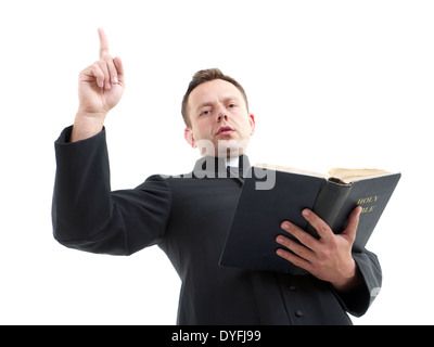 Katholischer Priester Predigt halten öffnen das Buch der Bibel erschossen auf weiß Stockfoto