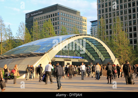 Canary Wharf-Bahnstation für die Jubilee Line und DLR am britischen Finanzplatz in Docklands, East London, England, UK. Stockfoto