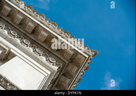 Detail Foto der Teil der Victor Emmanuel Denkmal in Rom, Italien. Gegen eine polarisierte tiefblauen Himmel genommen Stockfoto